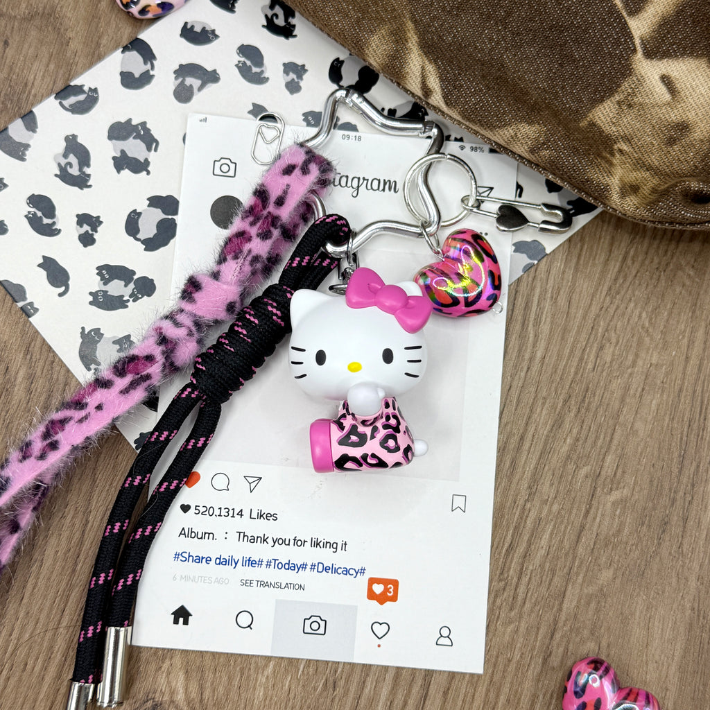 Hello Kitty Sitzfigur Anhänger (Leopardenmuster, Rosa)